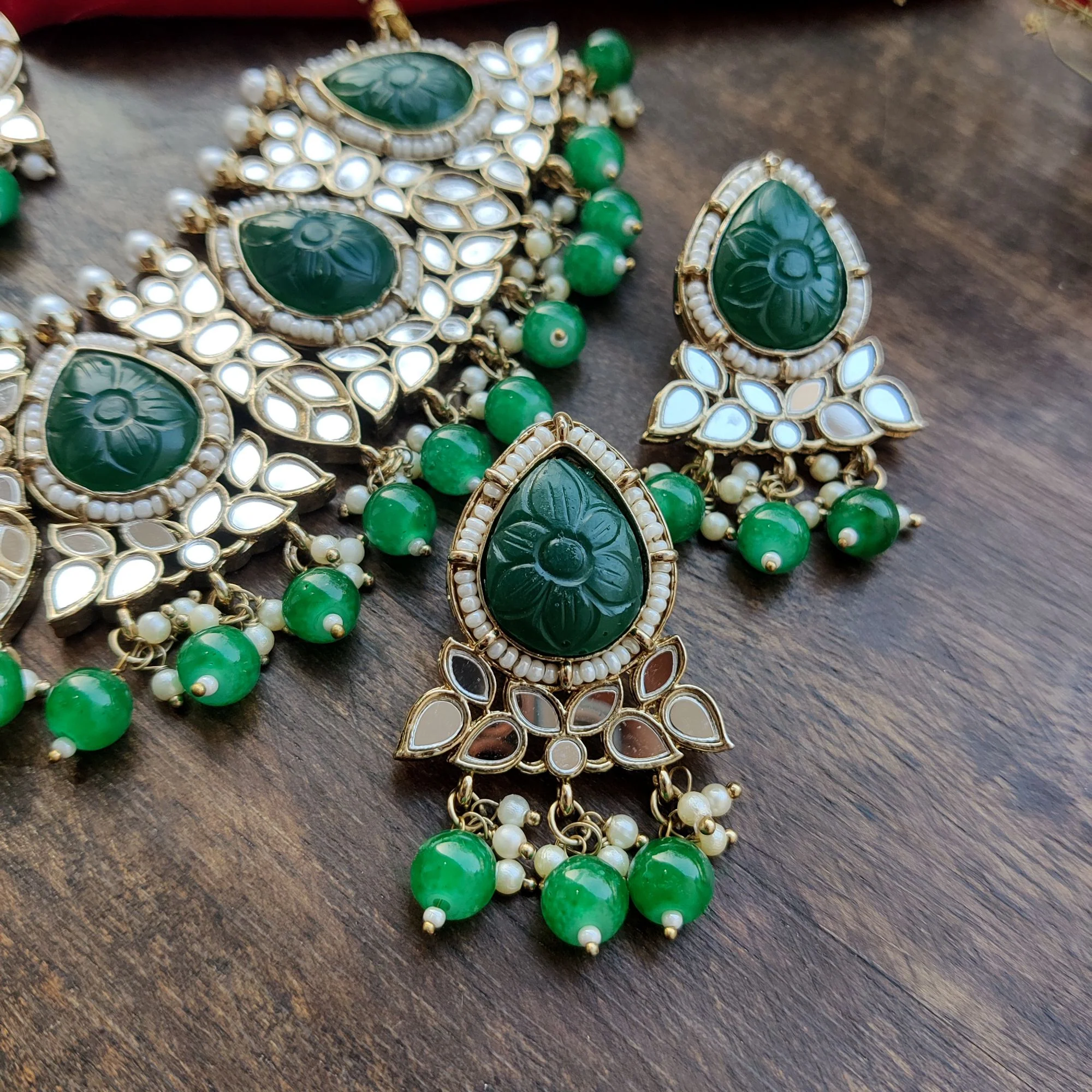 ANUPAMA MIRROR & CARVED STONE NECKLACE SET - GREEN - Image 4