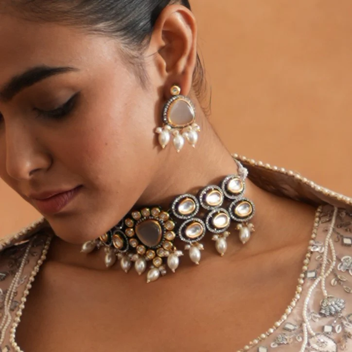 Devyani Kundan Necklce Set-Golden - Image 4