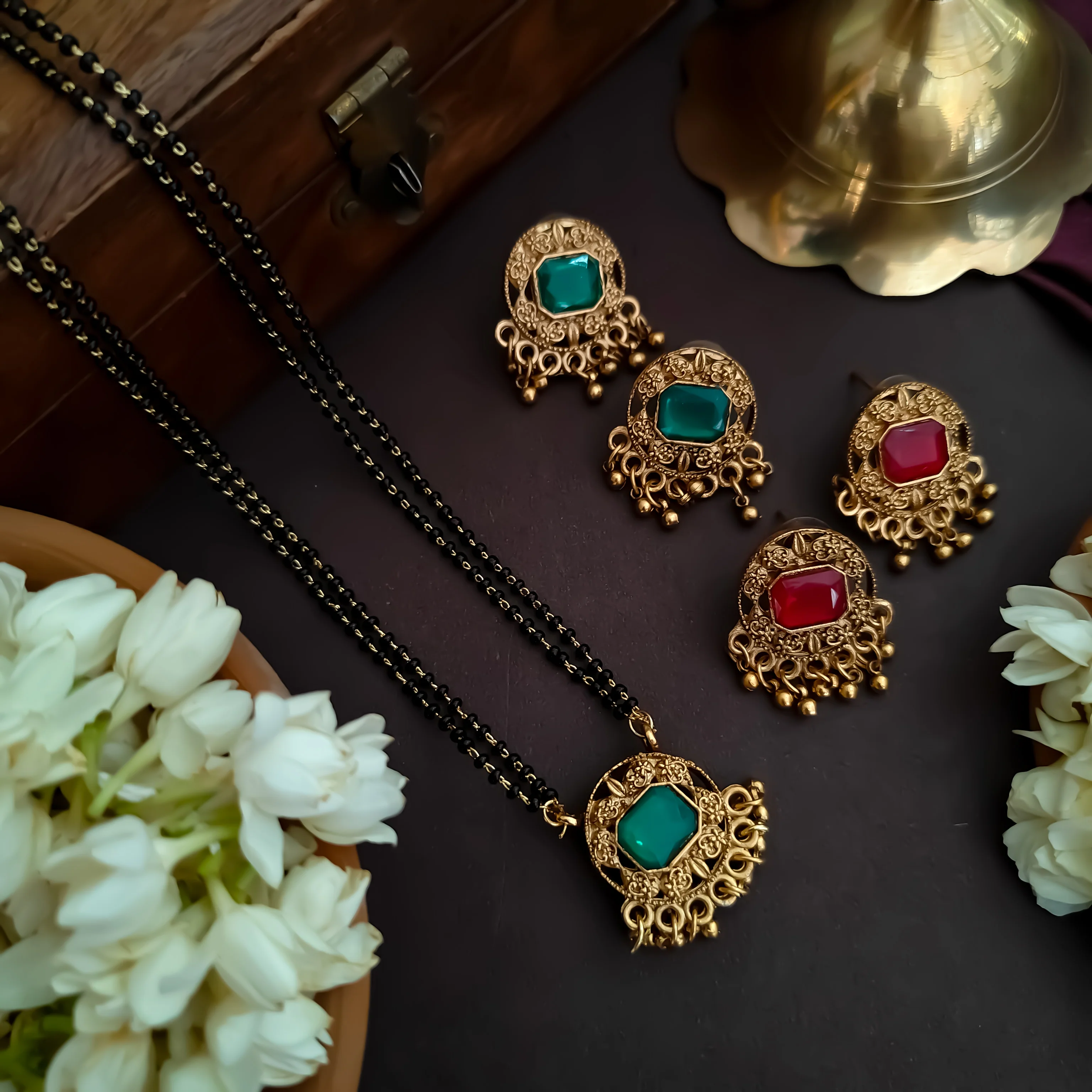 Yashasvi Reversible 2 IN 1 Mangalsutra (2 Pairs Earrings) - Image 6