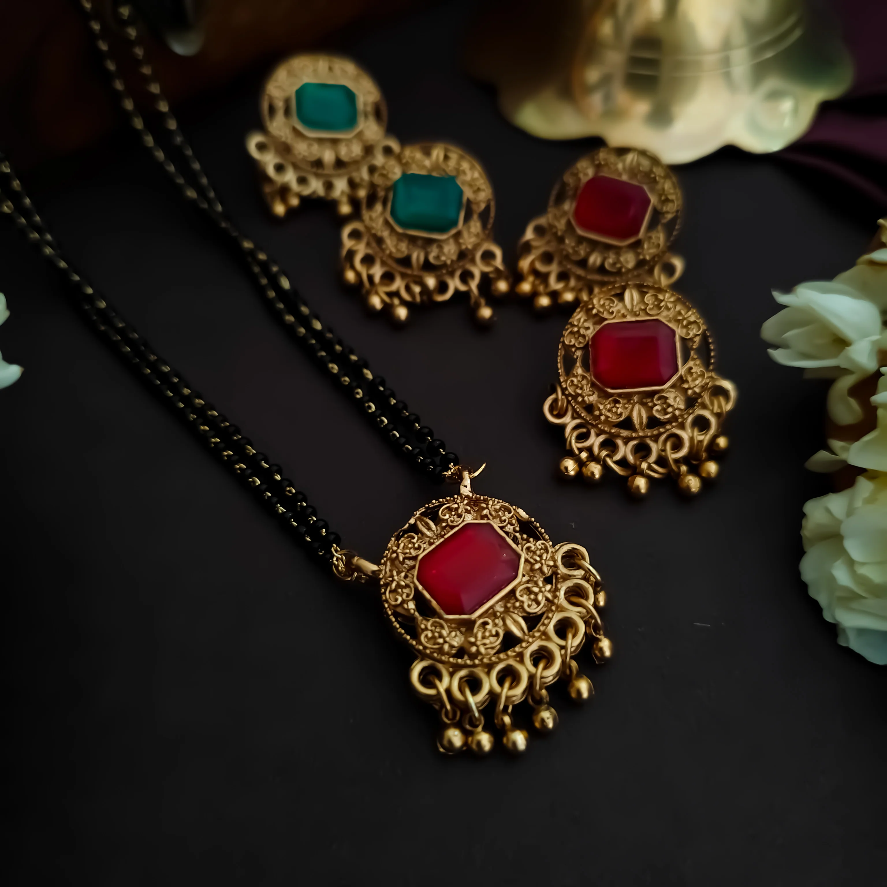 Yashasvi Reversible 2 IN 1 Mangalsutra (2 Pairs Earrings) - Image 7